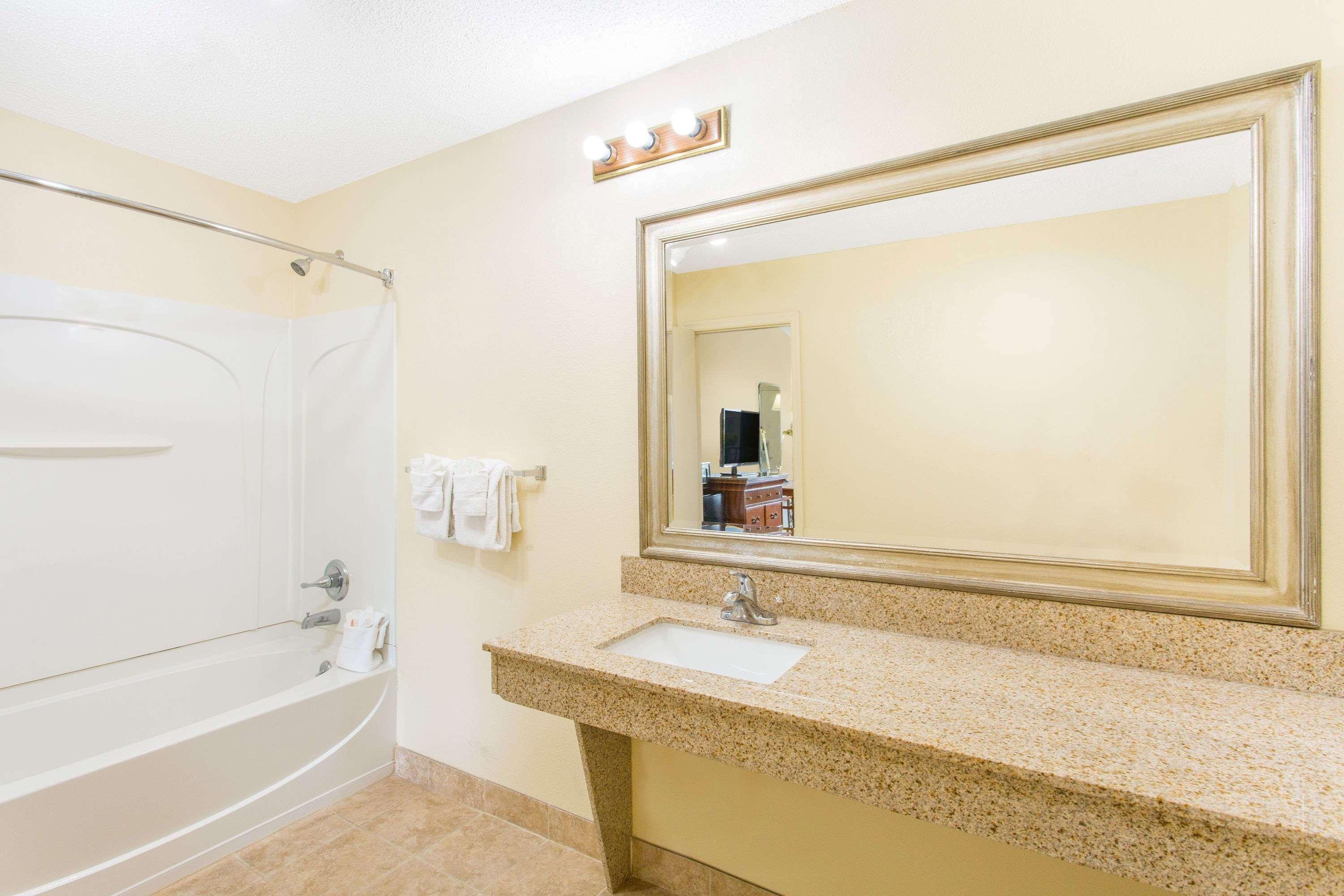 Days Inn By Wyndham Florence/I-95 North Экстерьер фото