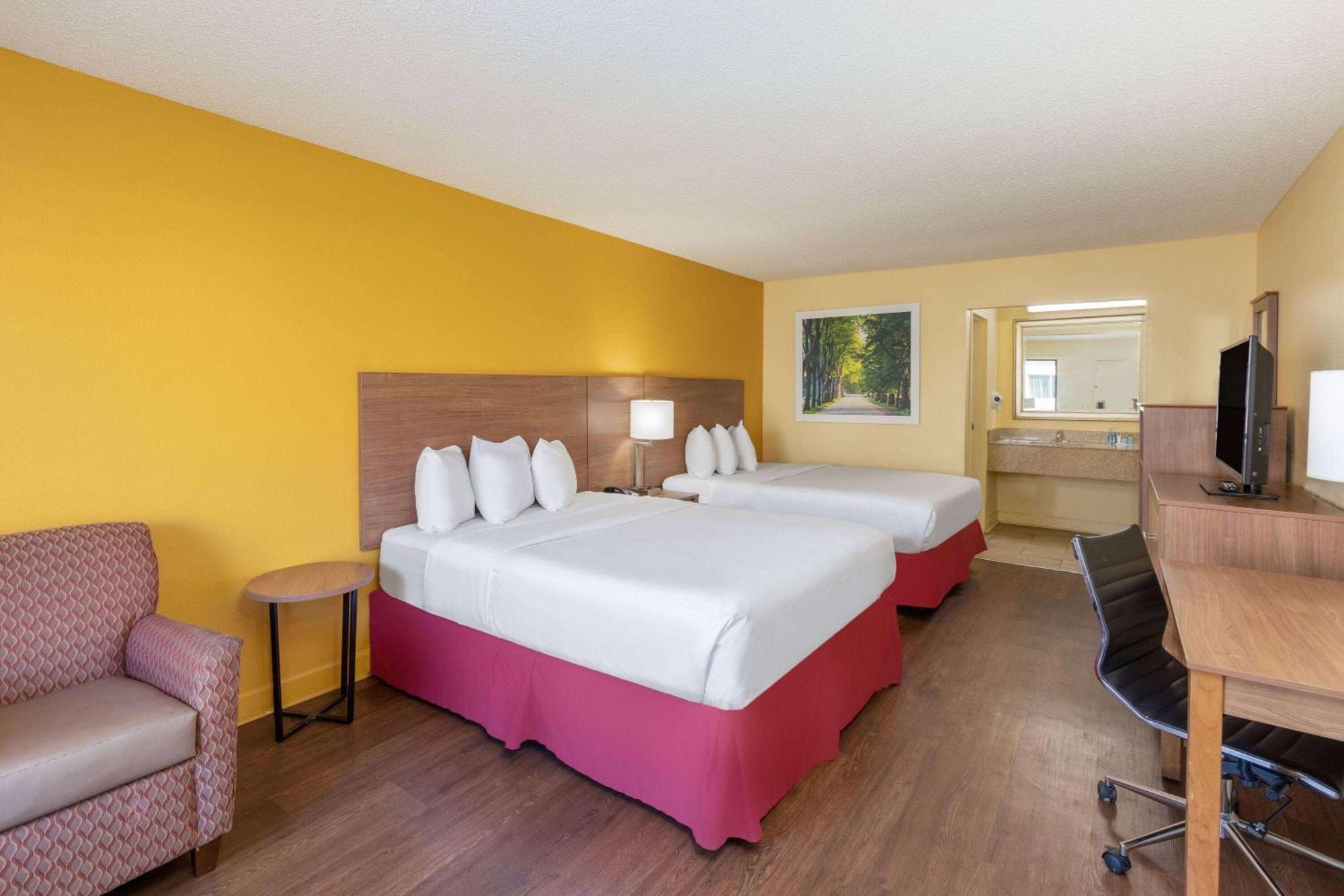 Days Inn By Wyndham Florence/I-95 North Экстерьер фото
