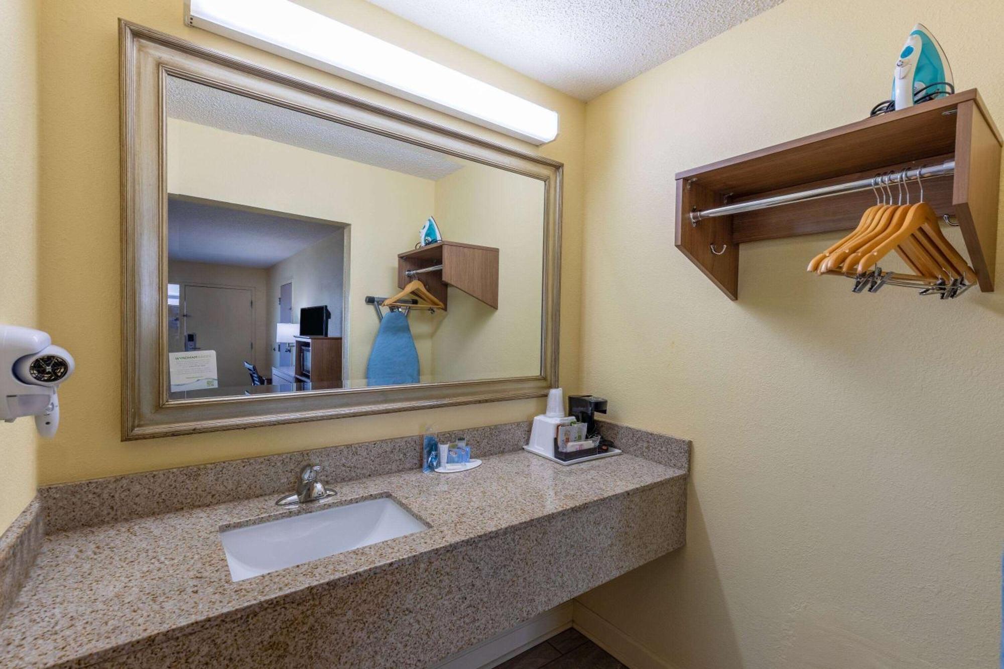 Days Inn By Wyndham Florence/I-95 North Экстерьер фото