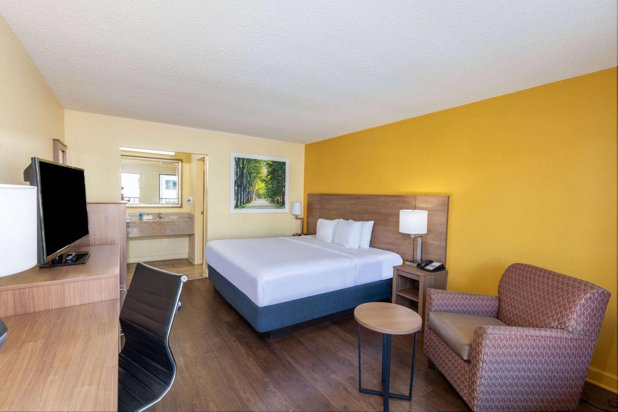 Days Inn By Wyndham Florence/I-95 North Экстерьер фото