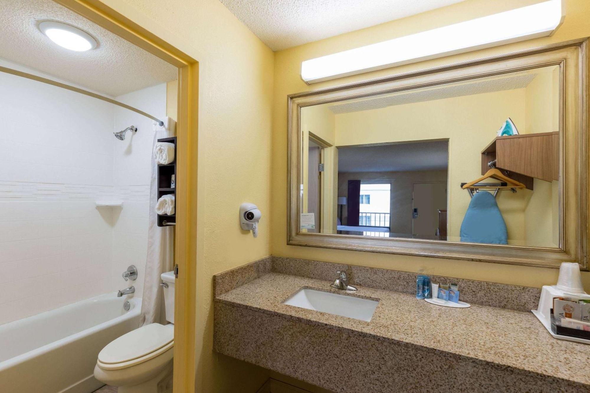 Days Inn By Wyndham Florence/I-95 North Экстерьер фото