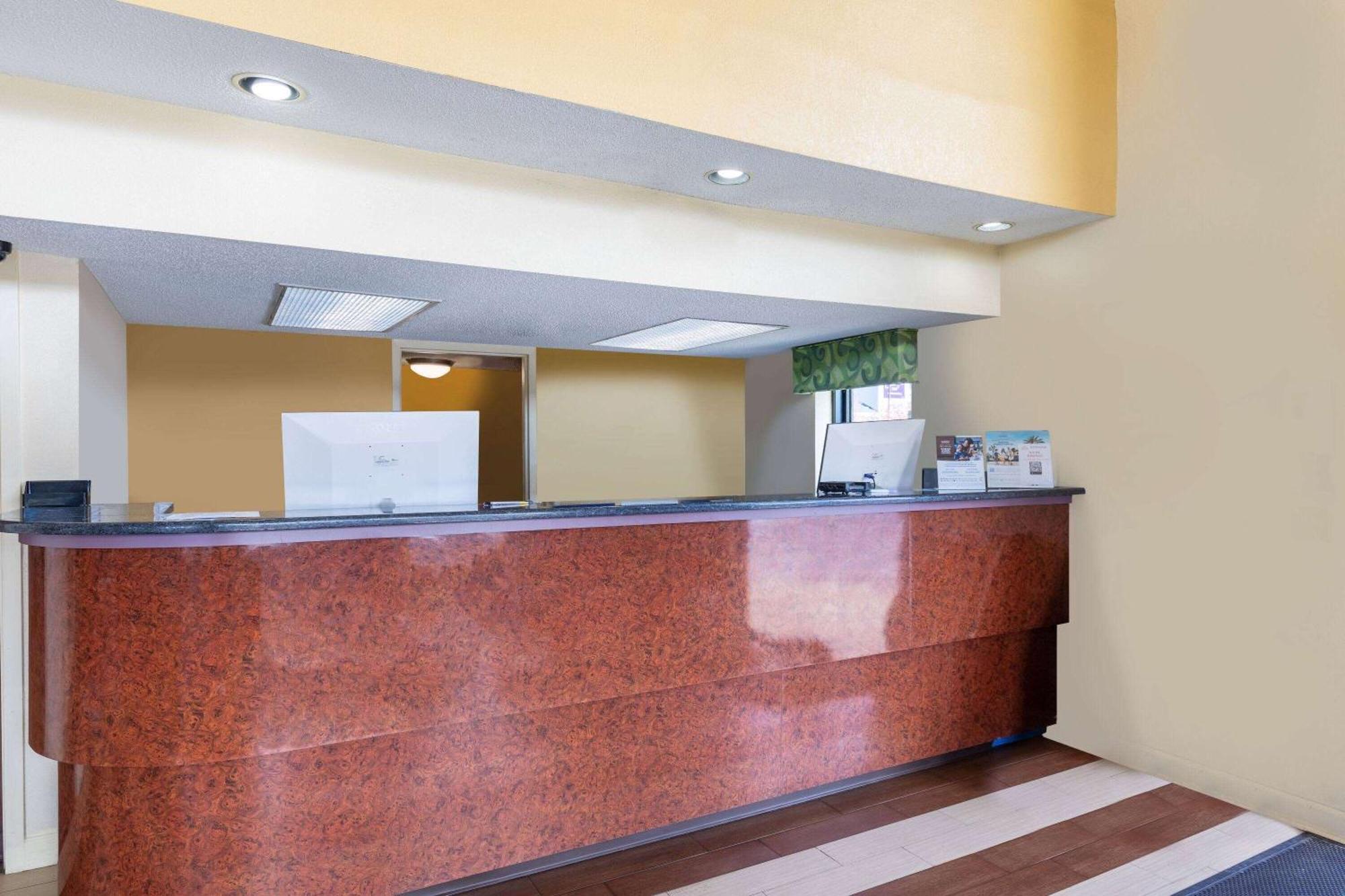 Days Inn By Wyndham Florence/I-95 North Экстерьер фото