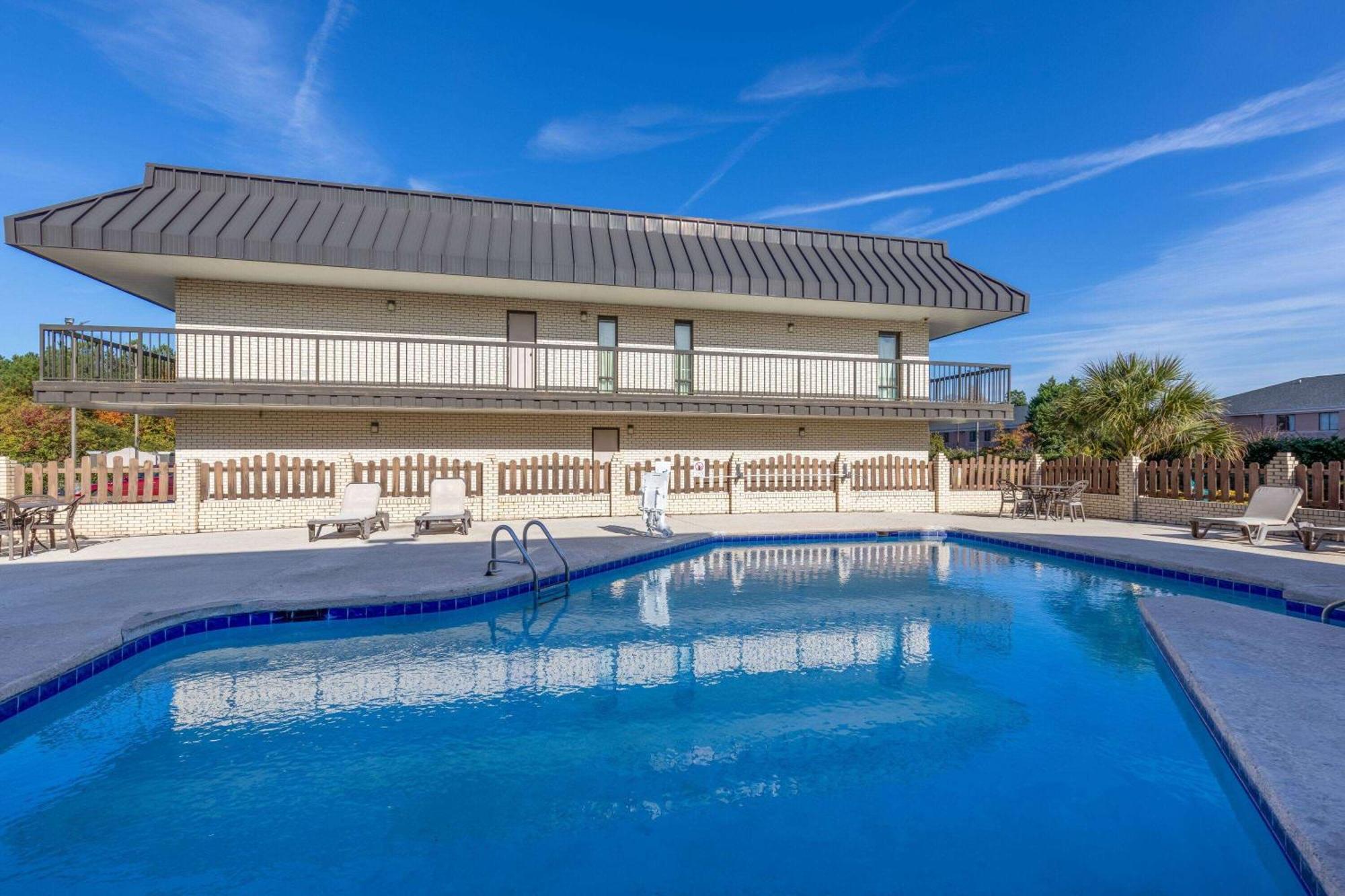 Days Inn By Wyndham Florence/I-95 North Экстерьер фото