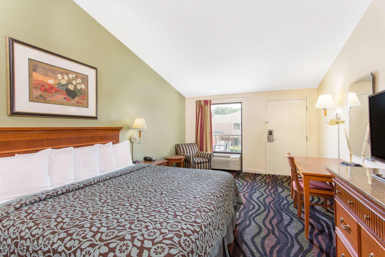 Days Inn By Wyndham Florence/I-95 North Экстерьер фото
